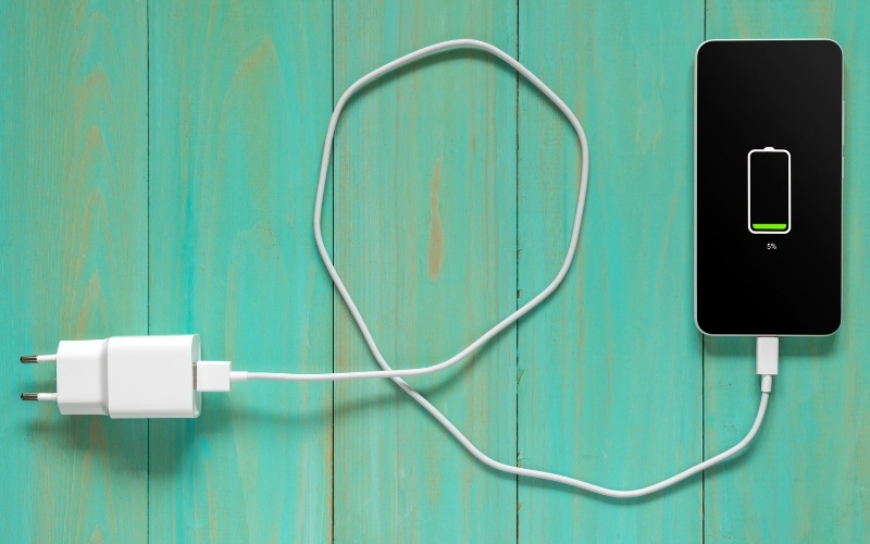 Dây sạc hoặc các linh kiện đi kèm không phù hợp sẽ làm tổn thương điện thoại của bạn